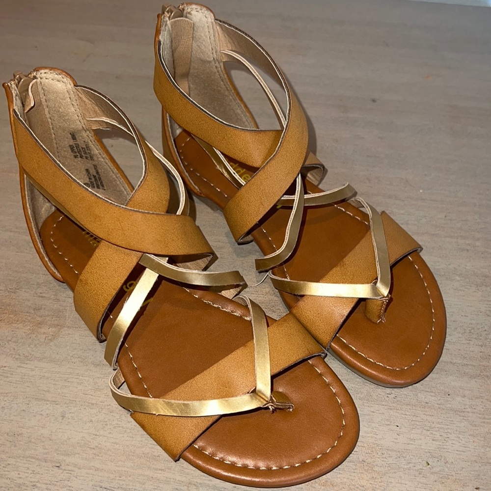 NWOT Madden girl gladiator sandals size 13 brown and gold back zip